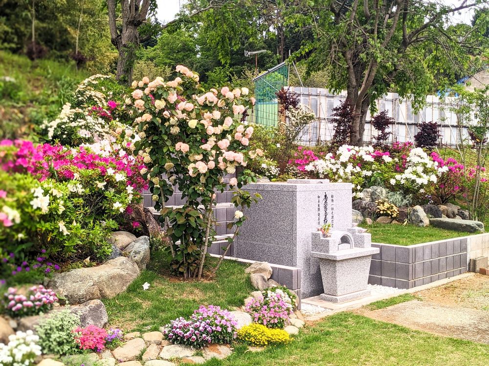 花がいっぱいの伊勢原法泉寺のペットのお墓